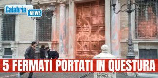 Senato facciata imbrattata